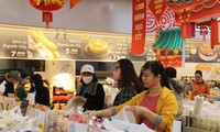 Các siêu thị ở Đà Nẵng tấp nập khách sắm Tết, sức mua hàng vượt kỳ vọng Ảnh: Giang Thanh
