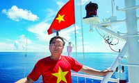 Cờ trên đỉnh tháp một tàu hải quân Ảnh: Nguyễn Đức Nguyên