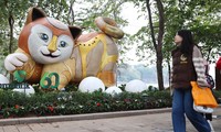 Người dân và người nước ngoài chụp ảnh với linh vật Mèo trên phố Đinh Tiên Hoàng, Hoàn Kiếm, Hà Nội Ảnh: Như Ý 