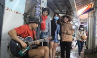 Robin Van Wyk sẽ chơi đàn ghita khắp các chợ để khám phá văn hóa Việt Nam Ảnh: Thanh Trần