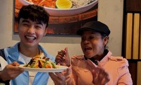 Mai Quang Khánh cùng chị Tịnh Mỹ trong một bữa ăn vui vẻ Ảnh: NVCC 
