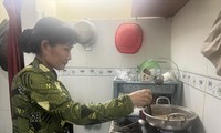 Bà Lưu Mỹ Trang làm việc tại Cty PouYuen gần 16 năm, trong lần cắt giảm này bà nhận được hơn 200 triệu đồng tiền hỗ trợ ảnh: U.P 