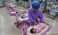 Sau nhiều năm hạn chế sinh đẻ, Trung Quốc giờ đây lại đau đầu về vấn đề dân số giảm 