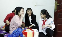 Cô giáo và bạn học đến thăm hỏi, động viên em Ngô Thị Cẩm Ly (hàng đầu bên trái) vượt qua bệnh tật