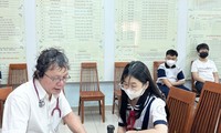 BS Trương Hữu Khanh thăm khám cho các chùm ca bệnh tại trường học ảnh: H.K