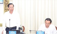 Chủ tịch UBND TPHCM Phan Văn Mãi (bìa trái) chỉ đạo kết luận phiên họp