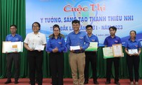 Em Bảo Quyên (hàng trên, ngoài cùng bên trái) và thầy Mai Văn Chuyền (bên phải) được trao giải tại Cuộc thi Ý tưởng, sáng tạo thanh thiếu nhi tỉnh Đắk Lắk lần thứ I năm 2023 Ảnh: PV