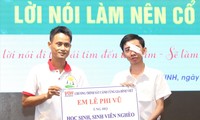 Em Lê Phi Vũ trao 175 triệu đồng ủng hộ học sinh sinh viên nghèo, trích từ hơn 1 tỷ đồng được cộng đồng giúp đỡ phẫu thuật mắt Ảnh: NGÔ TÙNG 