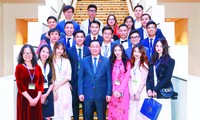 Anh Huỳnh Tấn Đạt (đứng thứ hai từ trái sang của hàng thứ hai) cùng du học sinh tham gia chương trình Chủ tịch Quốc hội Vương Đình Huệ gặp mặt với cộng đồng người Việt Nam tại Australia hồi tháng 12/2022 Ảnh: NVCC