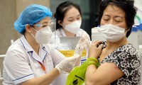Bộ Y tế khuyến cáo bảo vệ người cao tuổi bằng vắc xin phòng COVID-19 Ảnh: Hoàng Mạnh Thắng