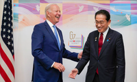 Tổng thống Mỹ Joe Biden gặp Thủ tướng Nhật Bản Fumio Kishida ngày 18/5 ở Hiroshima Ảnh: AP
