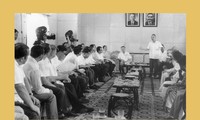 Chủ tịch Hội đồng cố vấn Chính phủ Cách mạng lâm thời CHMNVN Nguyễn Hữu Thọ tiếp các đoàn Đại sứ, năm 1973 (Ảnh tư liệu) 
