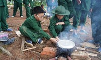 “Chiến sĩ nhí” nấu ăn trên đường hành quân xuyên rừng 