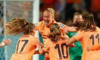Các cô gái Hà Lan ăn mừng chiến thắng đầu tiên 