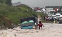 Nước ngập đường cao tốc Phan Thiết - Dầu Giây hôm 29/7 khiến xe ô tô không lưu thông được 