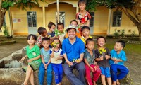 Anh Học và trẻ em ở các thôn, buôn vùng sâu tỉnh Đắk Lắk