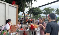Tan học, học sinh được cha mẹ cho ăn tạm thức ăn nhanh còn chạy sô các ca học tối ảnh: Hà Linh