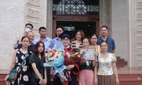 Nguyễn Xuân Đại bên gia đình trong ngày tốt nghiệp trường Đại học Y Hà Nội 