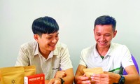Anh Đặng Đình Luân (trái) cùng cộng sự đang trao đổi về các sản phẩm 