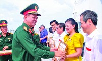 Tại Trường Sa, Trung tướng Nguyễn Trường Thắng - Tư lệnh Quân khu 7 trao bằng khen cho Tổng giám đốc Lê Thị Tố Nga (áo vàng) và đại diện các doanh nghiệp Ảnh: Đại Dương