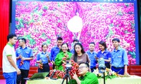 Đoàn viên, thanh niên tỉnh Bắc Giang và các TikToker nổi tiếng livestream quảng bá và bán vải thiều Bắc Giang Ảnh: Nguyễn Thắng