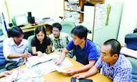Một buổi sinh hoạt chuyên môn tại Ban Sinh Viên Việt Nam, hè năm 2006. Trong ảnh, tác giả ngồi giữa Ảnh: Tư liệu