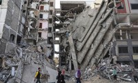 Người Palestine đi qua đống đổ nát ở thành phố Gaza ngày 24/11, khi lệnh ngừng bắn giữa Israel và Hamas có hiệu lựcẢnh: AP 