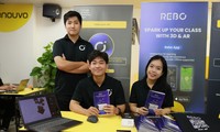 Võ Nguyễn Đình Trí (đứng), cựu sinh viên Trường Đại học FPT Đà Nẵng cùng các cộng sự thực hiện dự án Rebo