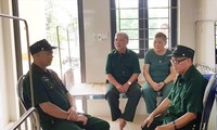 CCB Nguyễn Văn Đãi (bìa phải) cùng một số CCB - thương binh đang điều dưỡng tại Trung tâm Điều dưỡng thương binh Nho Quan