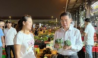 Phó Chủ tịch UBND TPHCM Nguyễn Văn Dũng trò chuyện cùng tiểu thương chợ đầu mối Bình Điền ảnh: U.P