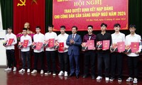 Nhiều thanh niên viết đơn tình nguyện nhập ngũ ở Bắc Ninh được kết nạp Đảng 