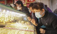 Nhiều người mua vàng trang sức tại một tiệm vàng ở quận Bình Thạnh, TPHCM ảnh: Duy Anh 