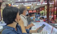 Ngày 13/5, một cửa hàng vàng trên phố Trần Nhân Tông (Hai Bà Trưng, Hà Nội) chỉ mua bán vàng đến 10h30 Ảnh: Ngọc Mai 