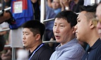 HLV Kim Sang-sik dự khán trên sân Thiên Trường trong quá trình sàng lọc cầu thủ cho ĐTQG Ảnh: LT 