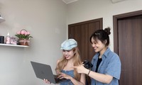 Trợ lý Nguyễn Thuỳ Linh (bên phải) chọn làm công việc này để tạo bước đệm trở thành một TikToker trong tương lai 