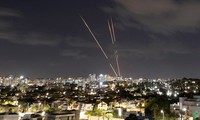 Hệ thống phòng không Iron Dome của Israel đánh chặn tên lửa sau khi Iran bắn một loạt tên lửa đạn đạo đêm 1/10Ảnh: Reuters