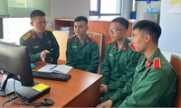 TS Phùng Văn Minh (ngoài cùng bên trái) trao đổi với học viên Học viện KTQS tham gia nghiên cứu khoa học 