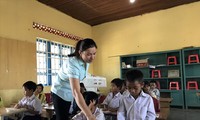 GV hợp đồng ở huyện Buôn Ðôn (tỉnh Ðắk Lắk) trong giờ dạy học.