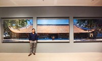 Nguyễn Thế Sơn trong không gian tác phẩm nghệ thuật đương đại dưới tầng hầm Nhà quốc hội Ảnh: NVCC