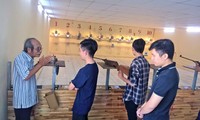 Cựu chiến binh chiến trường Vị Xuyên Lê Vũ Hải truyền kinh nghiệm cho các bạn trẻ Ảnh: TRẦN NGUYÊN ANH 