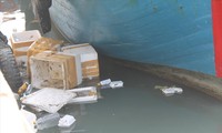 Rác thải nhựa bị người vứt trên biển cảng cá Vĩnh Trường - Nha Trang Ảnh: Vĩ Cầm