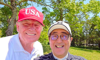Bức ảnh selfie của Thủ tướng Nhật Bản Shinzo Abe với Tổng thống Mỹ Donald Trump được đăng lên Twitter 