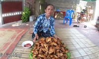 Bà Tân với một món ăn “siêu to” của mình 