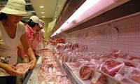 Người dân Hà Nội tìm mua thịt lợn &apos;sạch&apos;