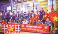 Các nữ tuyển thủ Việt Nam về nước với chiếc cúp vô địch Đông Nam Á ảnh: DUY PHẠM 