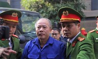 Nguyễn Văn Đông bị áp giải tới tòa 