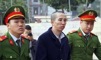 Bị cáo Bùi Văn Công và bị cáo Bùi Thị Kim ThuẢnh: Nguyễn Hoàn 