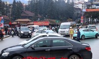 Lực lượng cảnh sát giao thông có mặt để phân luồng, song tình trạng ùn tắc, lộn xộn vẫn kéo dài ở khu vực vào đường Thác Bạc Ảnh: Bình Minh 