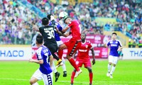 Pha tranh chấp bóng trên không trong trận tranh Siêu cúp 2018 giữa hai đội CLB Hà Nội và CLB Becamex Bình Dương 
