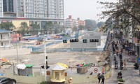 Công trường đường sắt Nhổn-ga Hà Nội chiếm gần hết 2 làn đường Kim Mã, ùn tắc thường xảy ra vào giờ cao điểm Ảnh: A.Trọng